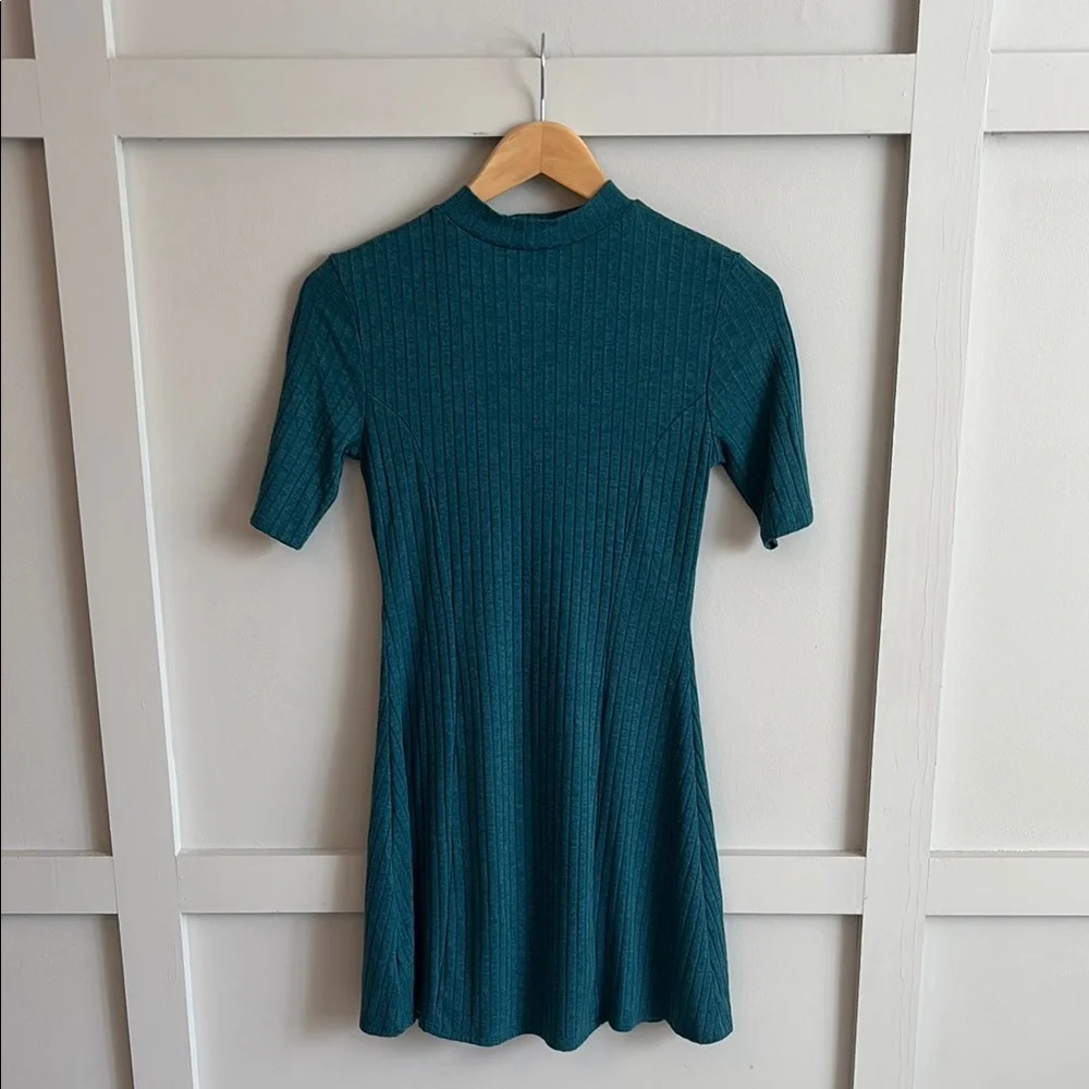 Blue Ribbed V-Neck Dress - Picture 3 of 4